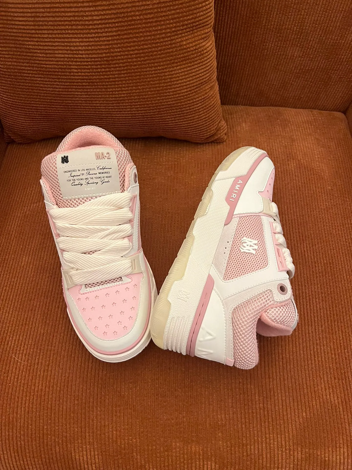 p620💰Men's shoes Amiri Emile's 2023 spring and summer new MA-1 bread shoes, couple models, casual sports shoes, sneakers Amiri gave up the rock punk style in the new season and used a large number of unsaturated colors, Morandi tones, whether you see or wear them, it will make people very happy. The large tongue of the bread shoes continues, shortens the length of the shoe body, thickens the midsole, and the toe part is more rounded. Amiri's brand letters and MA logo appear on the side of the shoe. Fabric: Original customized imported first-layer cowhide + mesh. Lining: Original customized breathable towel lining. Outsole. Foam combination material. Bottom thickness: 4CM. Size: Men's 39-45
